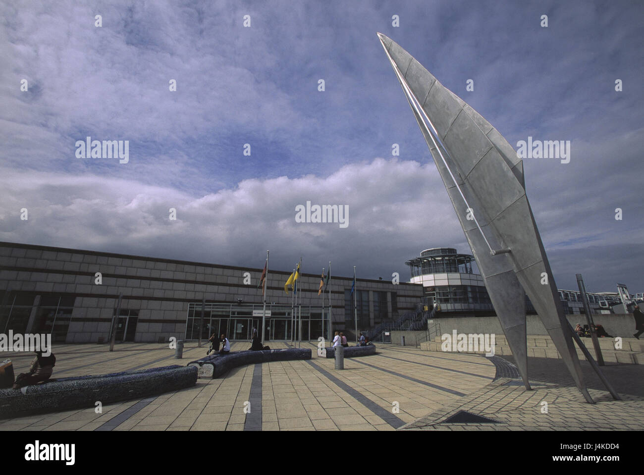 Irlanda, Dublino, stazione ferroviaria, piattaforma, passaggio a livello, isola di sera, capitale, sobborghi di mare, stazione ferroviaria Dart Station, cavalcavia, scale, passaggi, crosswalk, sicurezza, trasporti, promozione, mezzi di trasporto, illuminazione Foto Stock