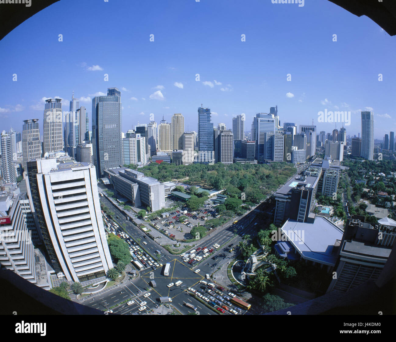 Le Filippine, Manila Makati quartiere, città panoramica, Ayala Triangle, scene di strada, di giunzione nel sud-est asiatico, arcipelago malese, isola gruppo, isola, capitale, alta sorge, grattacieli, traffico traffico cittadino, panoramica Foto Stock