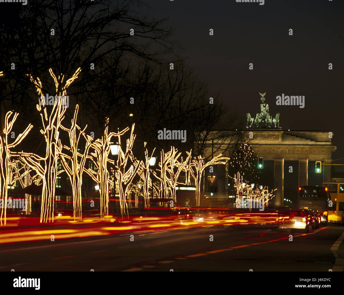 Germania, Berlino, Paris Square, la Porta di Brandeburgo, alberi di Natale, di illuminazione scena di strada Europa, capitale, Natale, luogo di interesse obiettivo edificio, gate, architettura, struttura, punto di riferimento, ereditano. a onore da Herzog Karl Wilhelm Ferdinand di C.G.Langhans, nel 1788-91, 4 moto combinazione, dea della vittoria Viktoria, cultura, street, traffico, luci, illuminazione, consumo energetico, il consumo di energia, le spese correnti e le spese di energia, Foto Stock