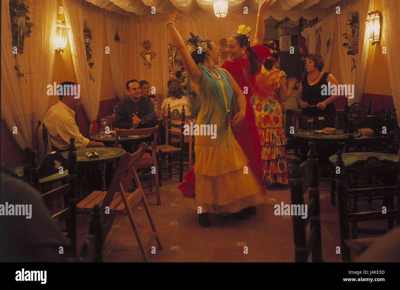 Spagna, Andalusia, Siviglia, Feria de Abril, bar, ballerini di flamenco nessun modello di rilascio, Europa, Andalucia, festa, celebrazione, aprile, bar, ristorante, visitatore, donne, folklore vestiti, danza, danza, flamenco, ballerini di flamenco, motion, tradizione, tradizioni, l'attrazione all'interno Foto Stock