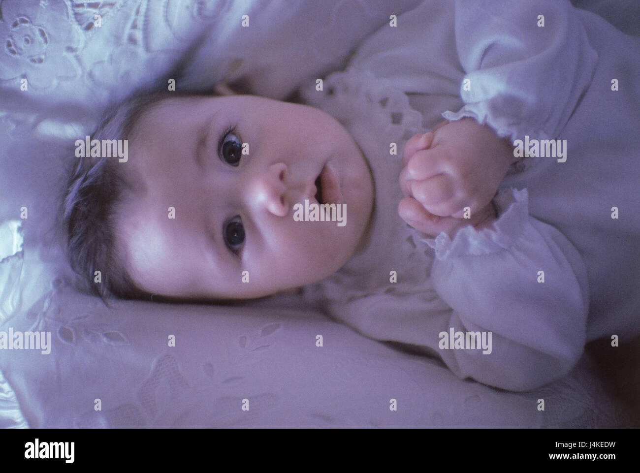 Culla neonato, giacciono, resto sveglio, lettino baby, ragazza, 3 mesi, riposo, infanzia, visualizza fotocamera, all'interno Foto Stock