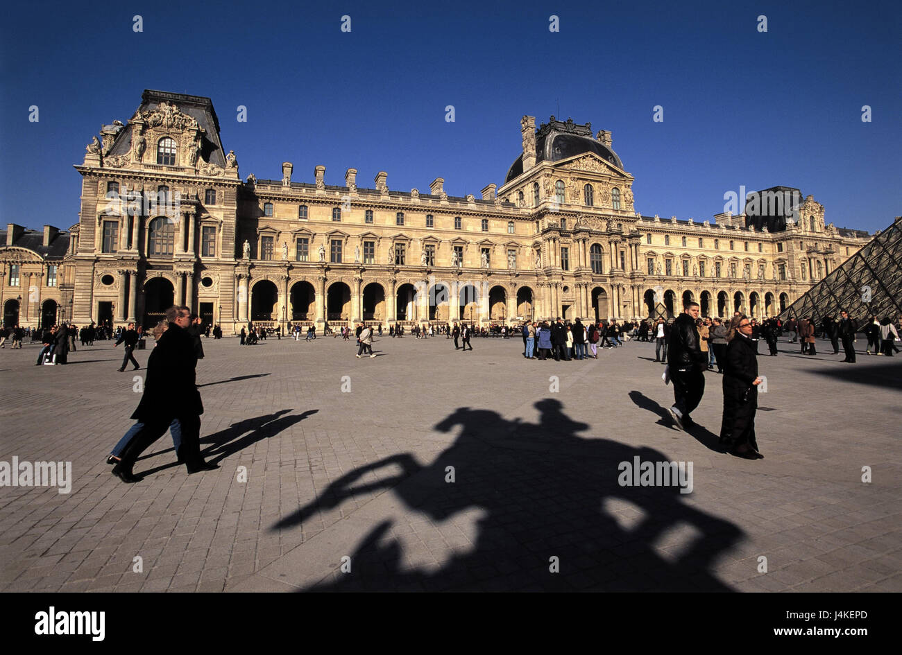 Francia, Parigi, Museo di Louvre, piramide in vetro, statua equestre, ombra, dettaglio, turistiche Europa, capitale, museo, collezione d'arte, museo d'arte, piazza, piramide, vetro piramide in acciaio, ingresso, struttura edilizia, architettura, stile architettonico, piazzale antistante, turismo, Le Louvre, passante, pedonale, arte, cultura, luogo di interesse Foto Stock