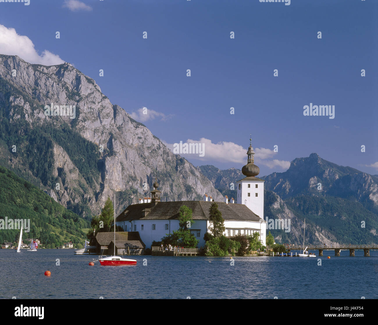 Austria, camera di sale di proprietà, Gmunden, Traunsee, castello di Orth Europa, Austria superiore, Gmunder lago, ponte di legno, jetty, bridge place, struttura, architettura, stile architettonico rinascimentale, Rinascimento, serratura di bloccaggio sul mare, luogo di interesse, barche, ancoraggio, sfondo, montagne, montagne Foto Stock