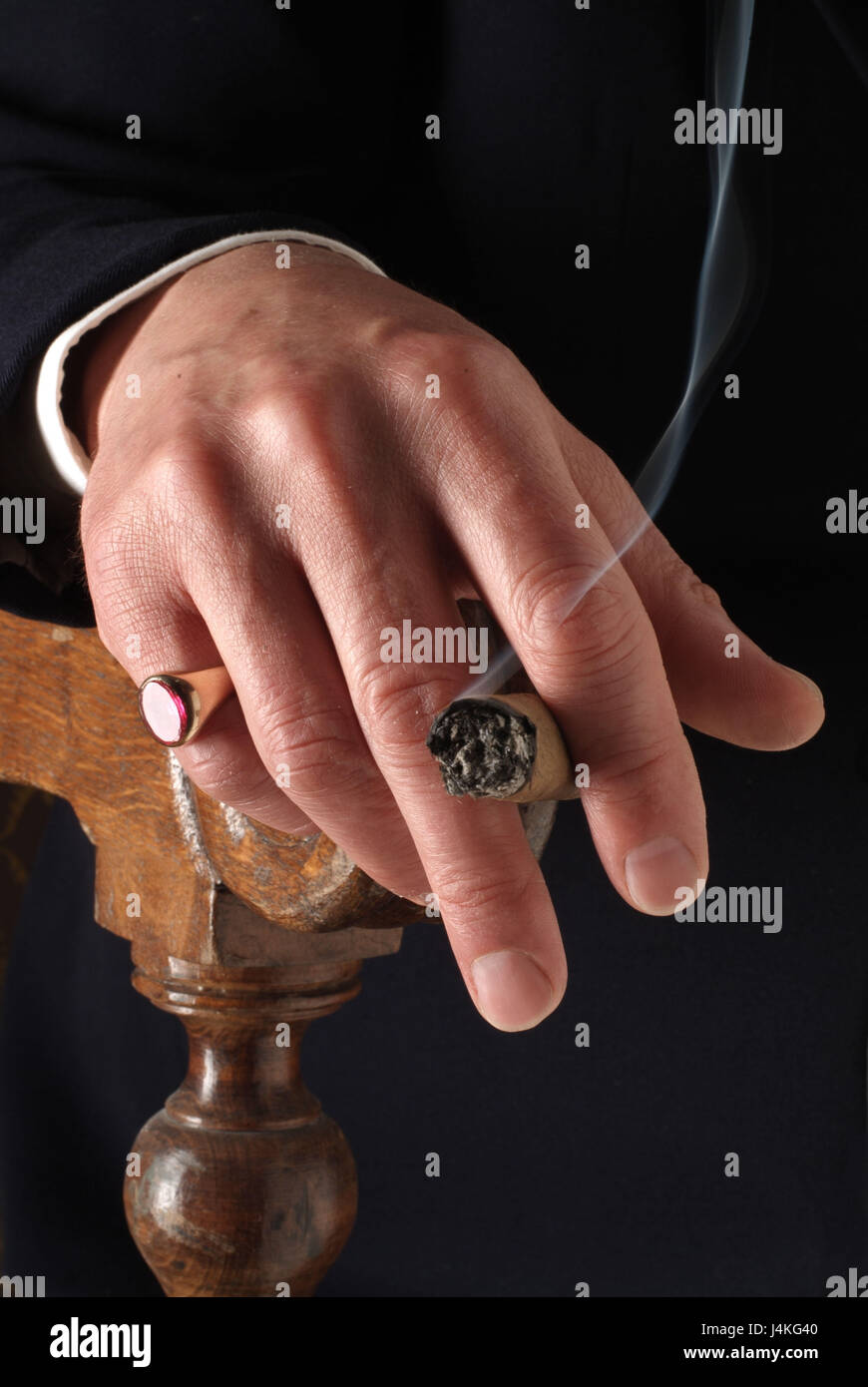 Bracciolo, man mano, signet ring, sigaro concezione, idea, ricchezza, successo, imprenditore, stato, ben-to-do, riccamente con successo, dito, anello, status symbol, la prosperità, ben-to-do, ricchi nobilmente, elegantemente, superclasse, società superiore, lusso, fumatore, fumo, di riposo e distensione Foto Stock