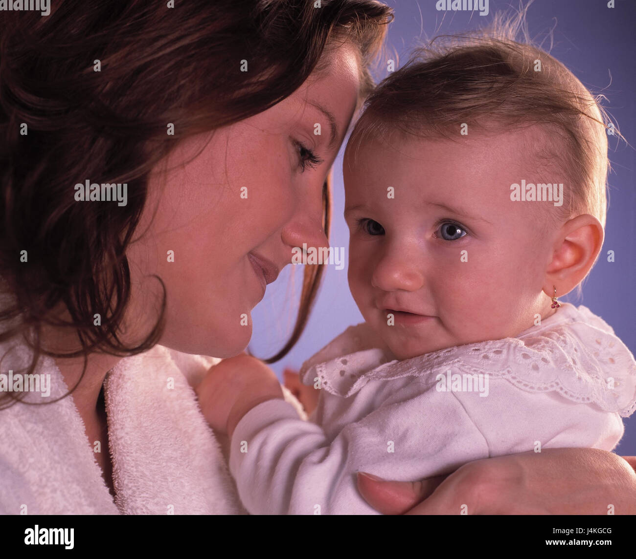 Madre, baby, ritratto Frei piastra della donna e bambino, infantile, ragazza, orecchini, cura, amore e affetto, affettuosamente Foto Stock