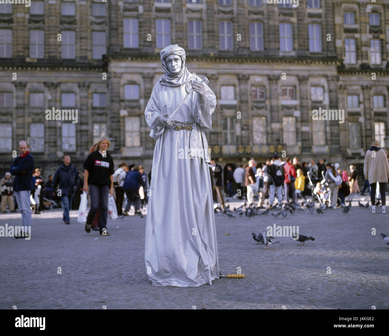 I Paesi Bassi, Amsterdam, Dam, pantomima, passer-dall'Europa, Olanda, Nordholland, città, quadrato, quadrato principale, artista di strada, rivestimento, costume, abiti fino, il make-up, vestiti argento, gioco di funzioni, attore, prestazioni, divertimento, svago, Oranier route Foto Stock