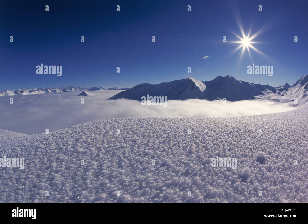 Austria, Tirolo, Samnaun, una scanalatura di testa, paesaggio di montagna, mare di nuvole, back light Europa, alpi Paznauntal, montagne, montagna, cima, nevoso, nebuloso mare, copertura nuvolosa, nuvole, di riposo e di silenzio e solitudine, inverno invernale stagione, Foto Stock