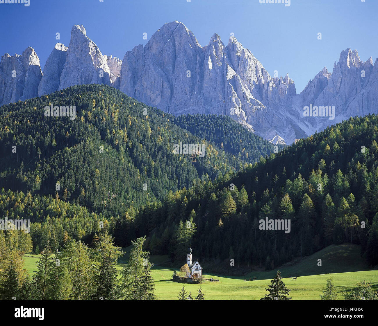L'Italia, Sud Tirolo, Villnößtal, Ranui, banda, Dolomiti, Geislerspitzen Nord Italia, Alto Adige, montagne, Alpi paesaggio di montagna, montagne, picchi di montagna, picco di montagna, summit, chiesa, prato, natura Foto Stock