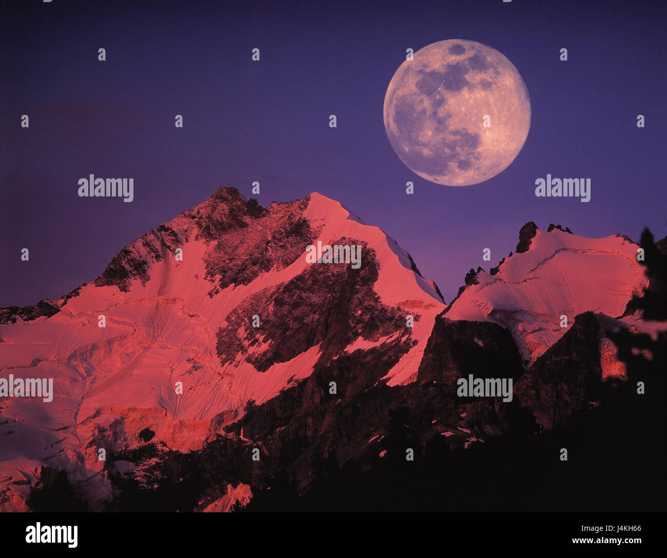 La Svizzera, dei Grigioni, Pontresina, il Piz Bernina, 4049 m, sera Cielo, full moon [M] paesaggio di montagna, montagne, sulle montagne innevate snow summit, bave, serata tuning, crepuscolo, luna, pianeta, sera Foto Stock