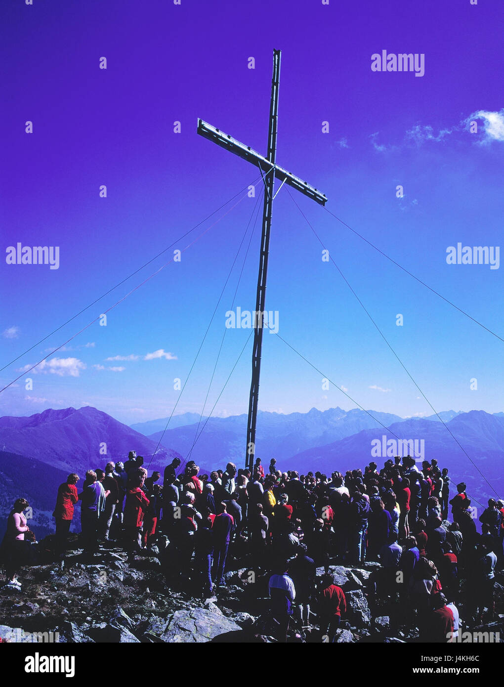 Austria, Tirolo, Landeck, Thialkopf, vertice di croce, massa di montagna, alpinista mountain summit, vertice di massa, massa, servizio, sermone, sacerdote, sacerdote, folla di persone Foto Stock