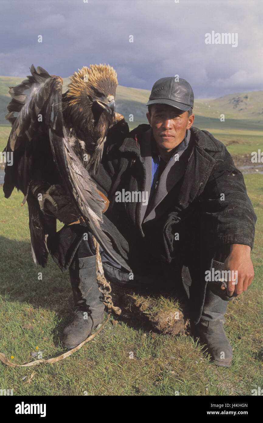 Mongolia, provincia di Bayan Oelgii, Khovd Gol valley, uomo, pietra, eagle Aquila chrysaetus, treno, nessun modello di rilascio Asia, scenario, avenue V de la Khovd Gol, uomo, mongola, locale, Falconer, falconeria, Eagle, Vogel, uccello da preda, rapace, formazione, treno, eagle caccia, caccia, tradizione, tradizioni Foto Stock