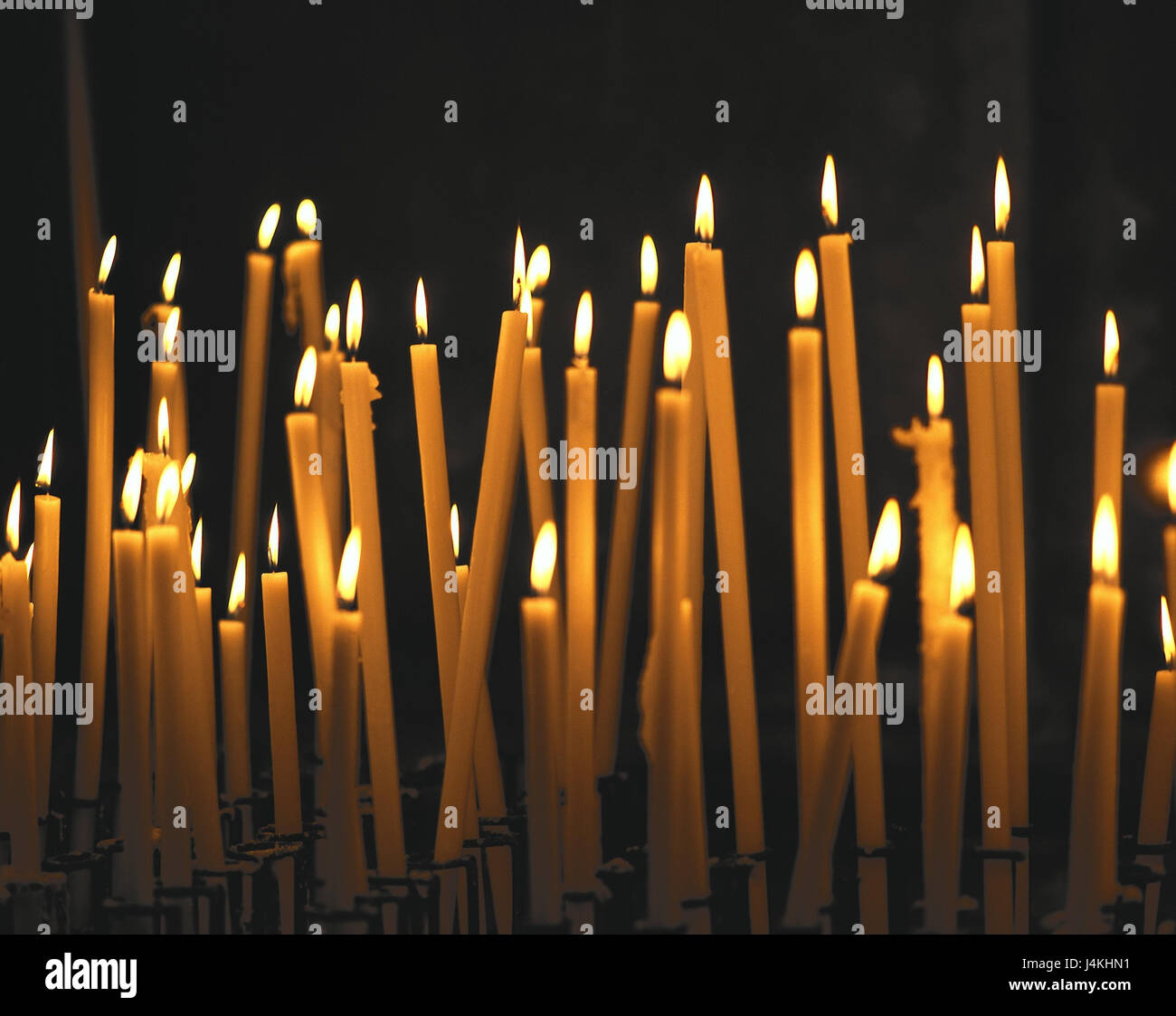 Kerzen brennen, Flammen, Opferkerzen, Kirche, Gedenken, Glaube, Religione, mehrere, Stimmung, Dunkelheit, Licht, Lichtermeer, Kerzenlicht, Sachaufna Foto Stock