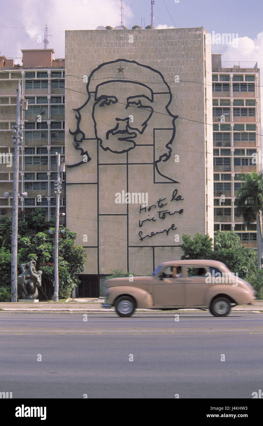 Cuba, La Habana, Plaza de la rivoluzione, Ministero dell'Interno, facciata, Ernesto Che Guevara", scene di strada America Centrale, Cuba, capitale, La Habana, ministero, il palazzo del governo, politica, un politico cubano, membro della resistenza, rivoluzionario, sociale rivoluzionaria, la guerriglia, guida ribelle street, traffico, veicolo, auto, vecchio-timer, esterno Foto Stock