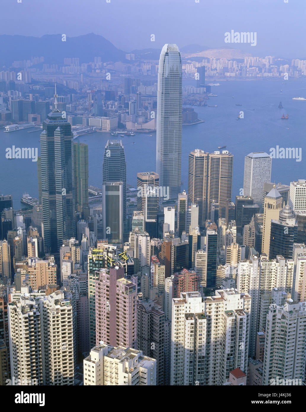 Cina, Hong Kong, vista città, due Finance a livello internazionale il centro Asia, Asia orientale, isola di stato, isola, Xianggang, Hsiangkang, penisola di Kowloon, città, parte della città di Porto, baia del porto, edificio alto sorge, grattacieli, alto, si accumula nel 2003, 88 piani, 2 IFC, townscape Foto Stock