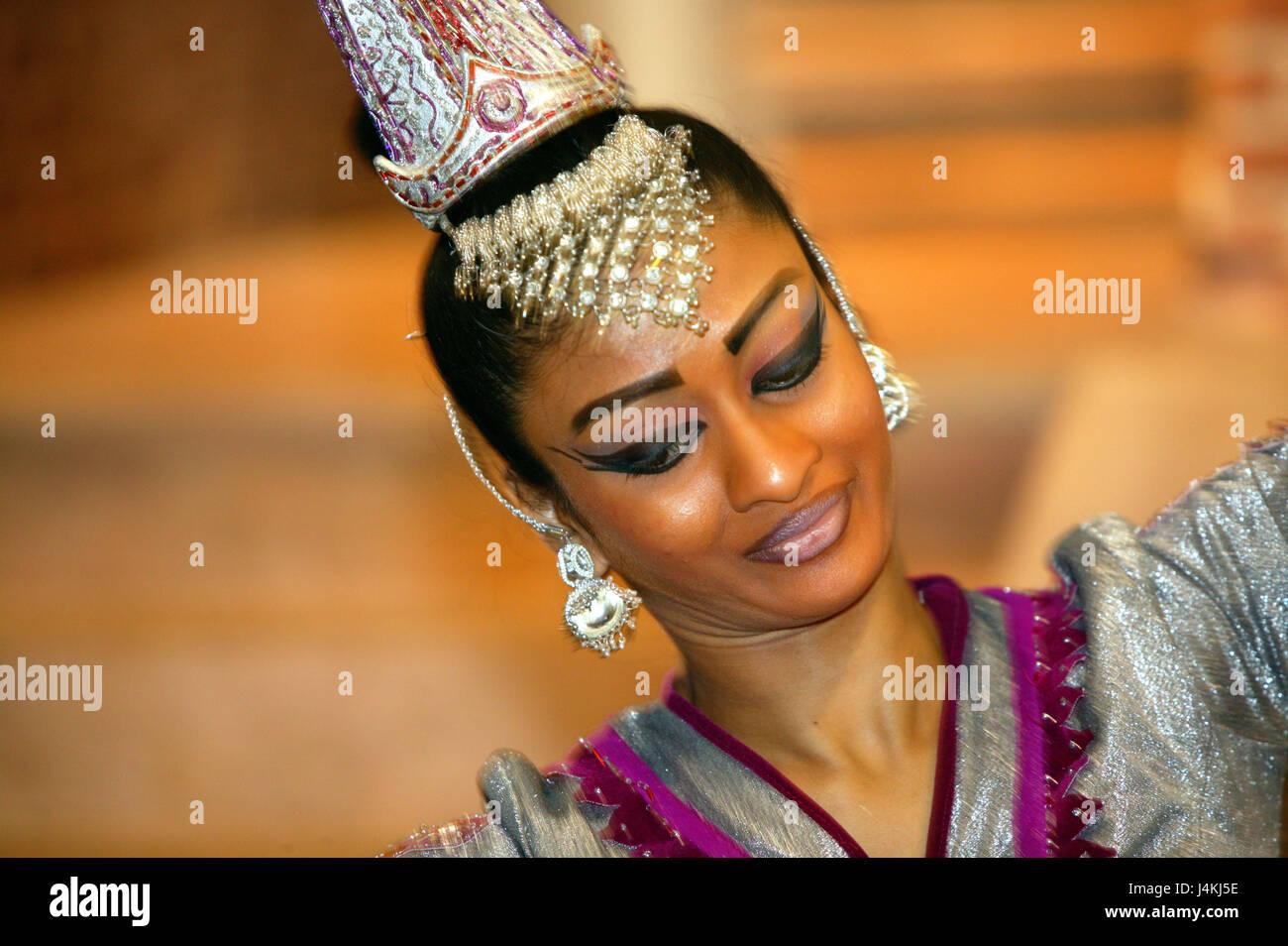 Sri Lanka, ballerino, motion, ritratto, nessun modello di rilascio Asia, Asia del Sud, ex Ceylon, la cultura, la gente del posto, donna Srilankerin, Singhalesin, giovane, sorriso, danza felicemente, amichevole, il make-up, copricapo, gioielli, costume nazionale, vestiti, costume, srilankisch, tradizionalmente, folklore, tradizione, danza, all'interno Foto Stock