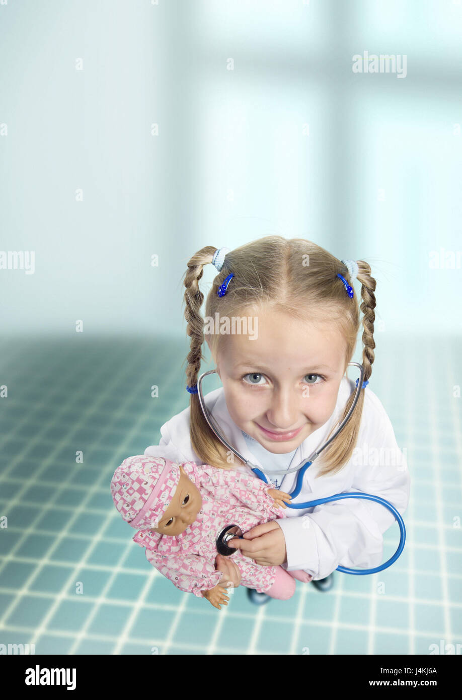 Le ragazze, uno stetoscopio bambola, ascoltare, icona, i piani di carriera, medico 6-12 anni, bambino, infanzia, bionda, visualizza fotocamera, gioco, gioco, baby doll, l'esame, il controllo, l'occupazione, il desiderio di infanzia, pediatra, profilo lavoro, medico, medico di famiglia, medico di famiglia, medico di medicina generale, medicina, correttive occupazione, job di sogno, futuro, all'interno Foto Stock