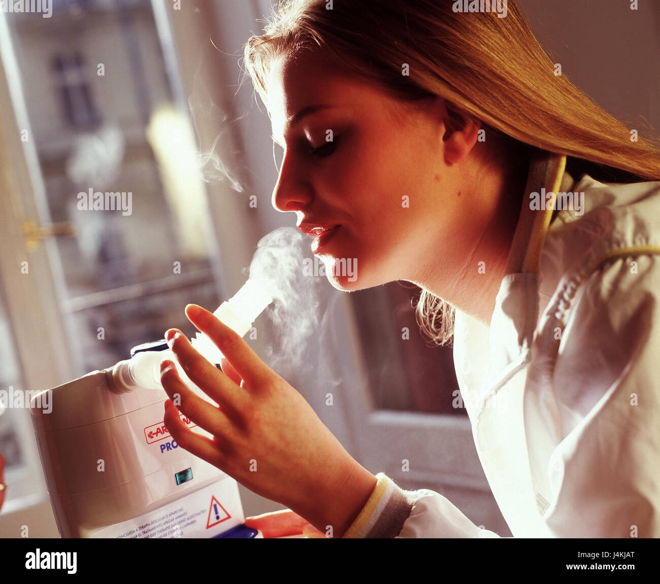 Donna, giovane, inalatore, vapori, inspirate per inalazione, inspirate, il dispositivo di inalazione, farmaco, respirare, respiro modo malattie, vapore Foto Stock