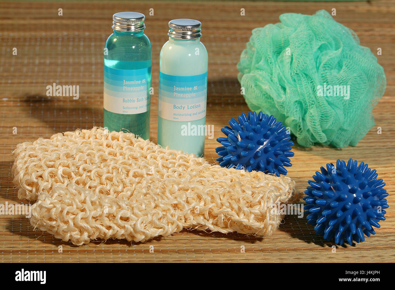 Guanto massaggio massaggio, riccio, peeling fungo, prodotti da bagno, lozione per il corpo set allattamento, boccette, lozione per il corpo bagnoschiuma, cura personale, prodotti per la cura, la cura e la crema di latte, cosmetici, prodotti cosmetici articolo, umidità crema, lozione, crema per il corpo, shell crema, prodotti da bagno, igiene articolo, igiene, pulizia, igiene del corpo, pulizia corpo cultura, guastandosi, Luffahandschuh, massaggi, massaggi, trattamenti di bellezza e benessere, oggetto fotografia, still life Foto Stock