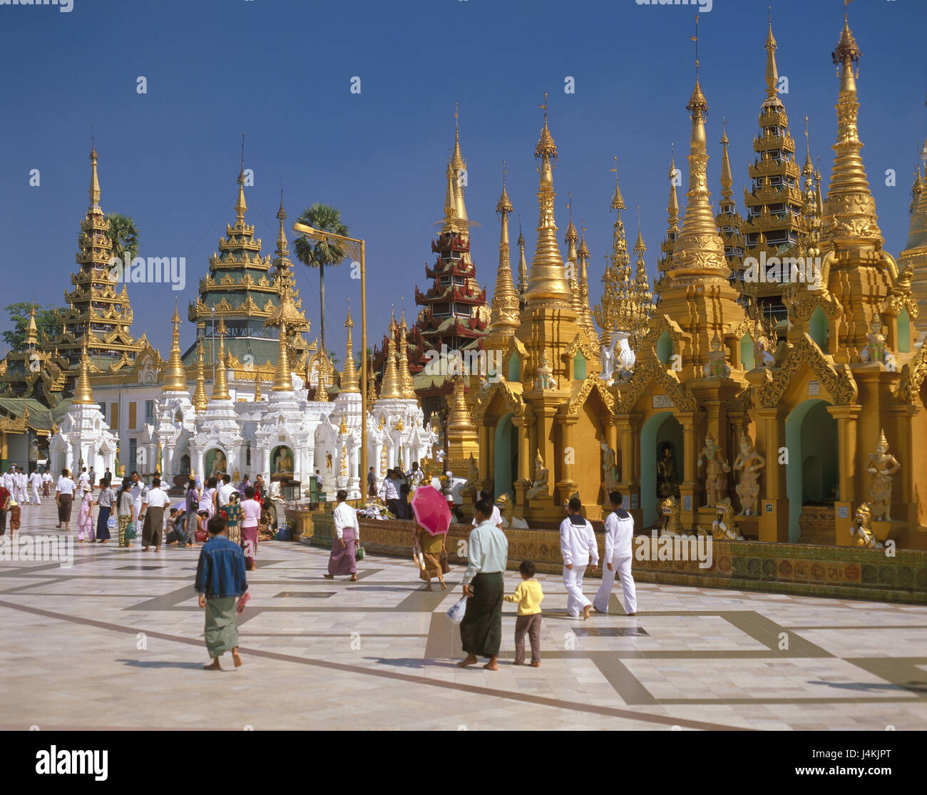 La Birmania, Rangoon, Shwedagon Paya pagoda, gli stupa, visitatore Asia, Sud-est asiatico, Indocina, Birmania, Pyidaungsu Myanmar Naingngandaw, Yangon, città capitale, parte della città, luogo di interesse, l'UNESCO-patrimonio culturale mondiale, Shwedagon pagoda, dora nostra, oro, Golden, strutture, architettura, tempio, tempio complesso, cortile interno, buddismo buddisti, fede, religione, luogo di pellegrinaggio, Pilgrim's Place, cultura e turismo Foto Stock