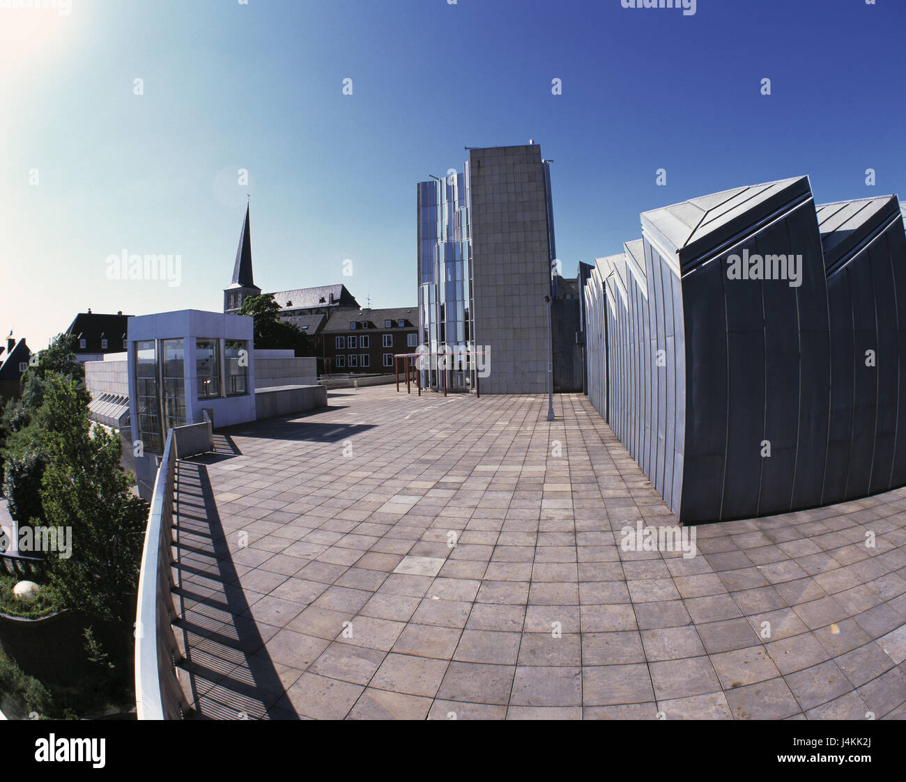 In Germania, in Renania settentrionale-Vestfalia, Brook Mönchenglad, Museo urbano Abteiberg d'Europa, nella Renania settentrionale-Vestfalia e il Basso Reno, centro città, Abteistrasse, museo, struttura edilizia, architettura, molto bene, architettura internazionale prezzo "Premio Pritzker per l' architetto Hans Hollein, collezioni d'arte, arte moderna, arte contemporanea, cultura, luogo di interesse, chiesa di sfondo, fuori, estate, Fisheye Foto Stock
