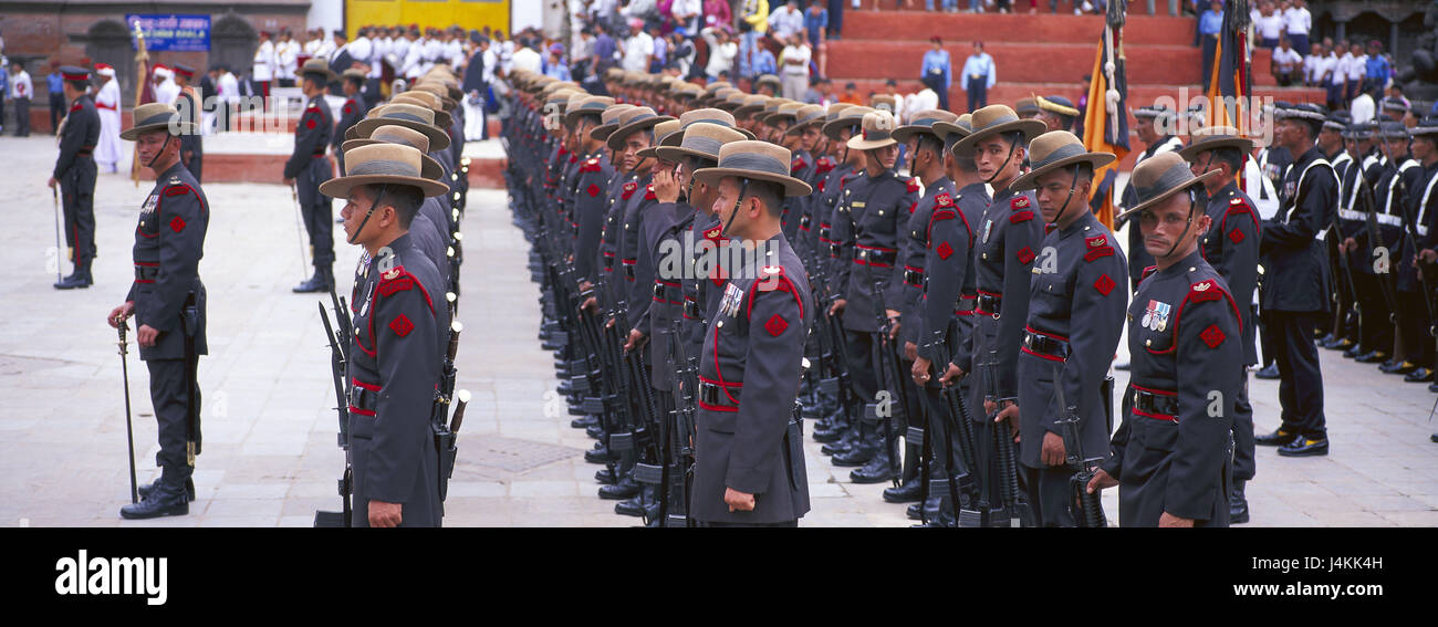 Il Nepal, valle di Katmandu, Kathmandu, Durbar Square, partito de l'Indra jatra, militare salva, nessun modello di rilascio Asia, quadrato, festa, Indra Jatra, all onore degli Indù Dio Indra, processione, militari, uomini, uniforme, line-up, la concezione, l'unità i vestiti, uniformemente, attenzione, ordine correttamente, esemplarmente, perfettamente, avente otto posizioni, si fermò correttamente Foto Stock