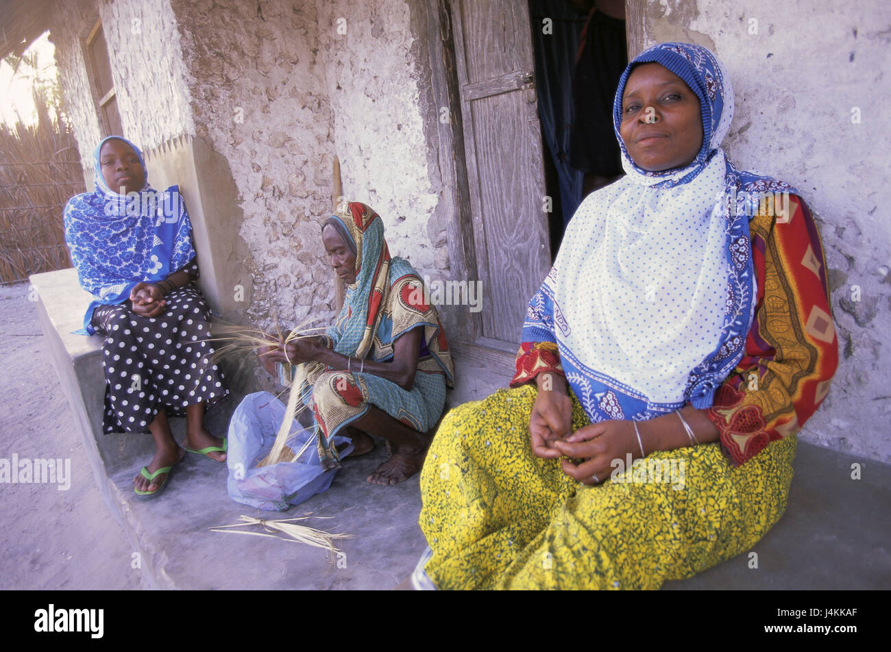 Tanzania, isola di Zanzibar, east coast, Bwejuu, donne, palme di cocco, fibre di modifica, produzione di corde, nessun modello di rilascio Africa, Economia, Lavoro, casa, cantonale, non bianchi, musulmana, tre, processo, feto fibre, hard, fibre, prodotto naturale, l'elaborazione, il lavoro manuale, tradizionalmente, materie prime, funi, corde, funi di fibre, il lavoro delle donne, lavoro a domicilio, living, generazioni Foto Stock