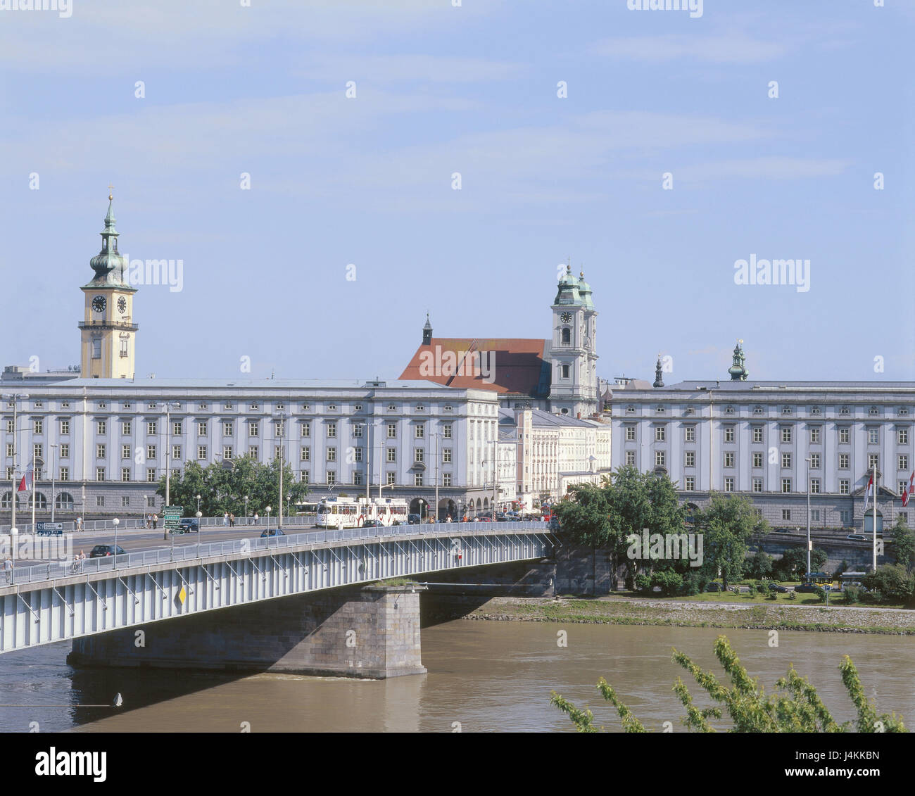 Austria, Austria superiore, Linz, sul fiume Danubio, Nibelungenbrücke, l'Europa, la città capitale di stato, parte della città e presenta uno stile architettonico, barocco edificio, struttura, la cattedrale, il gesuita's residence, guglie, palazzi, architettura, il Danubio Foto Stock