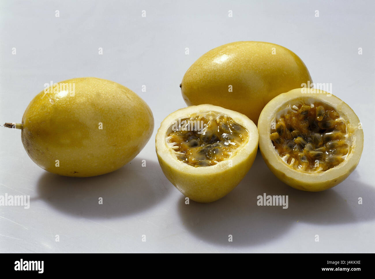 La Passione Frutti Passiflora Edulis Completamente Meta Giallo Frutti Della Passione La Passione Frutta Giallo Frutta Frutta Tropicale Carne Nuclei Esotica E Frutta Tropicale La Nutrizione Sana Oggetto Fotografia Studio Still Life Frei Della