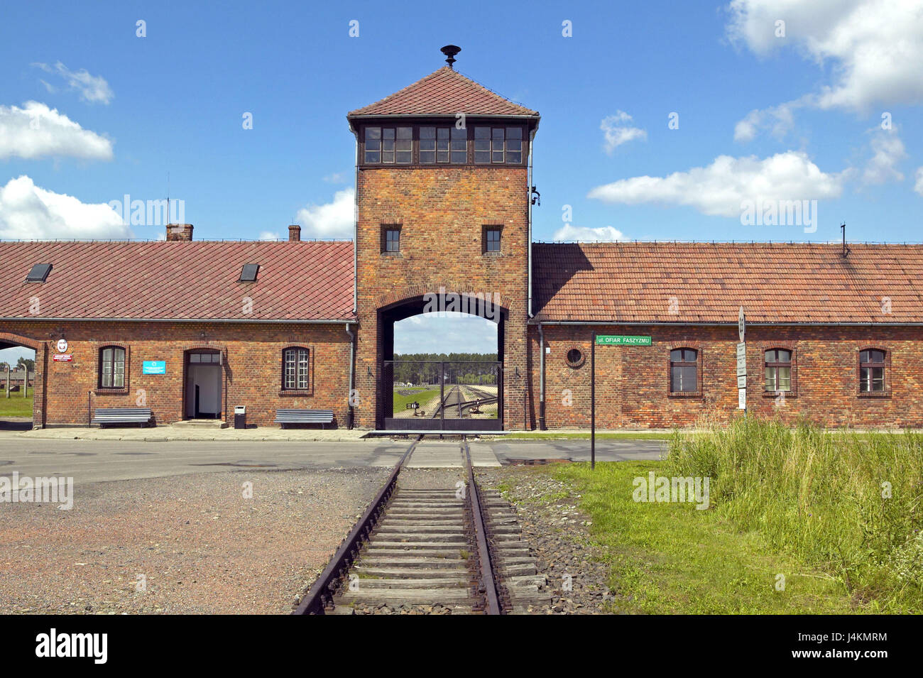 Polonia, Birkenau, museo statale, edificio, gate, i binari della ferrovia, campi di detenzione in Europa, Rzeczpospolita Polska, piccole espansioni, Auschwitz II, campo di concentramento, Wojew½dztwo Malopolskie Oswiecim, seconda guerra mondiale, guerra storia, distruzione del magazzino, SS-distruzione magazzino del prigioniero di guerra del magazzino, distruzione di massa, l'anti-semitismo, memorial, raccoglimento, UNESCO-patrimonio culturale mondiale, luogo di interesse, le guide e le vie, torre, obiettivo tower, carraio, sky, nuvole Foto Stock