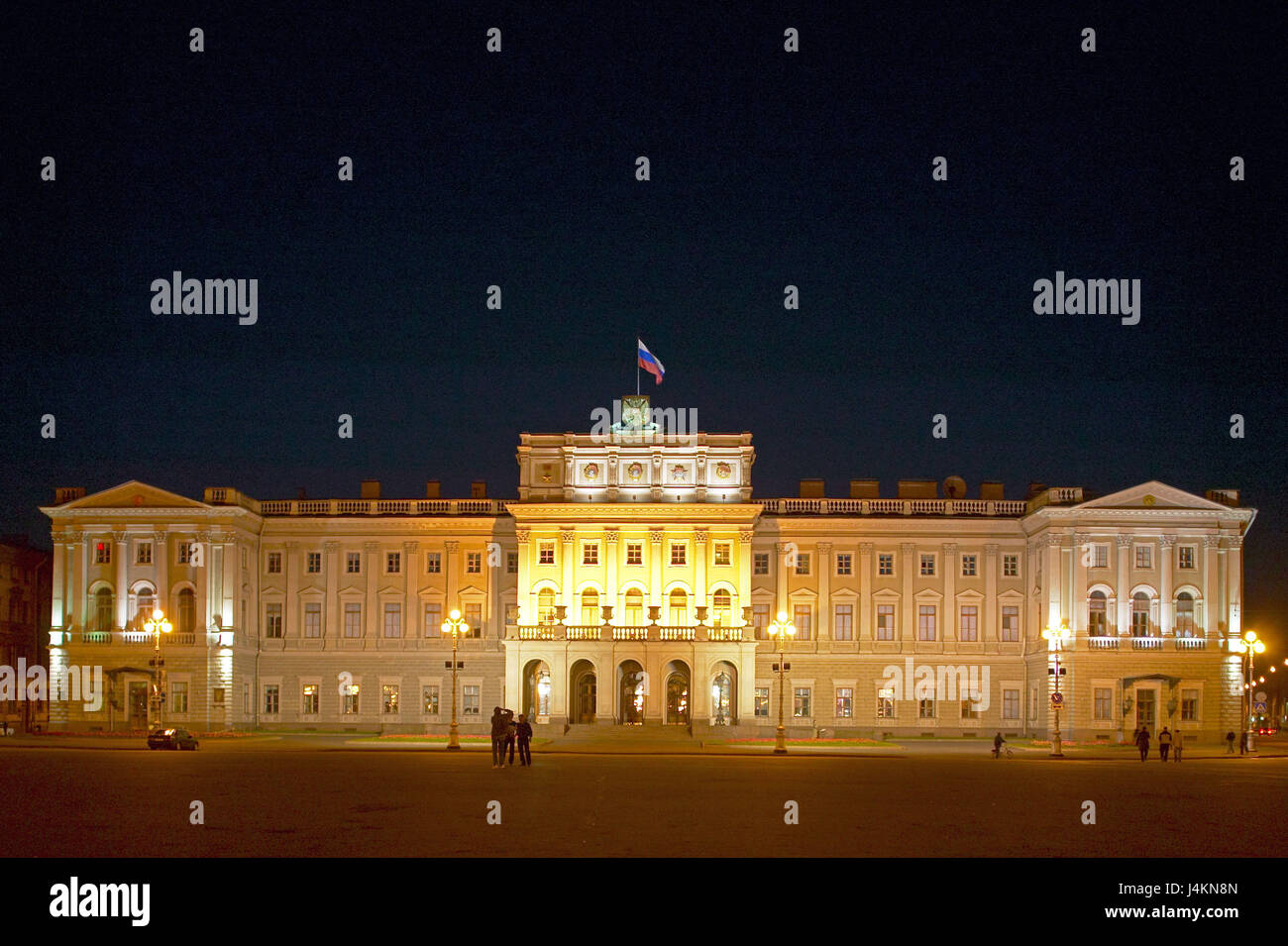 La Russia, San Pietroburgo, Marien's Palace, Isaak square, notte, illuminateds town, architettura, storicamente, edificio, struttura, Marien del palazzo di città, il Parlamento, architetto Andrej Stakenschneider, costruisce in 1844, bandiera, Bandiera, la bandiera nazionale, bandiera nazionale, illuminazione, luogo di interesse, Isaak Piazza Marien's Palace Foto Stock