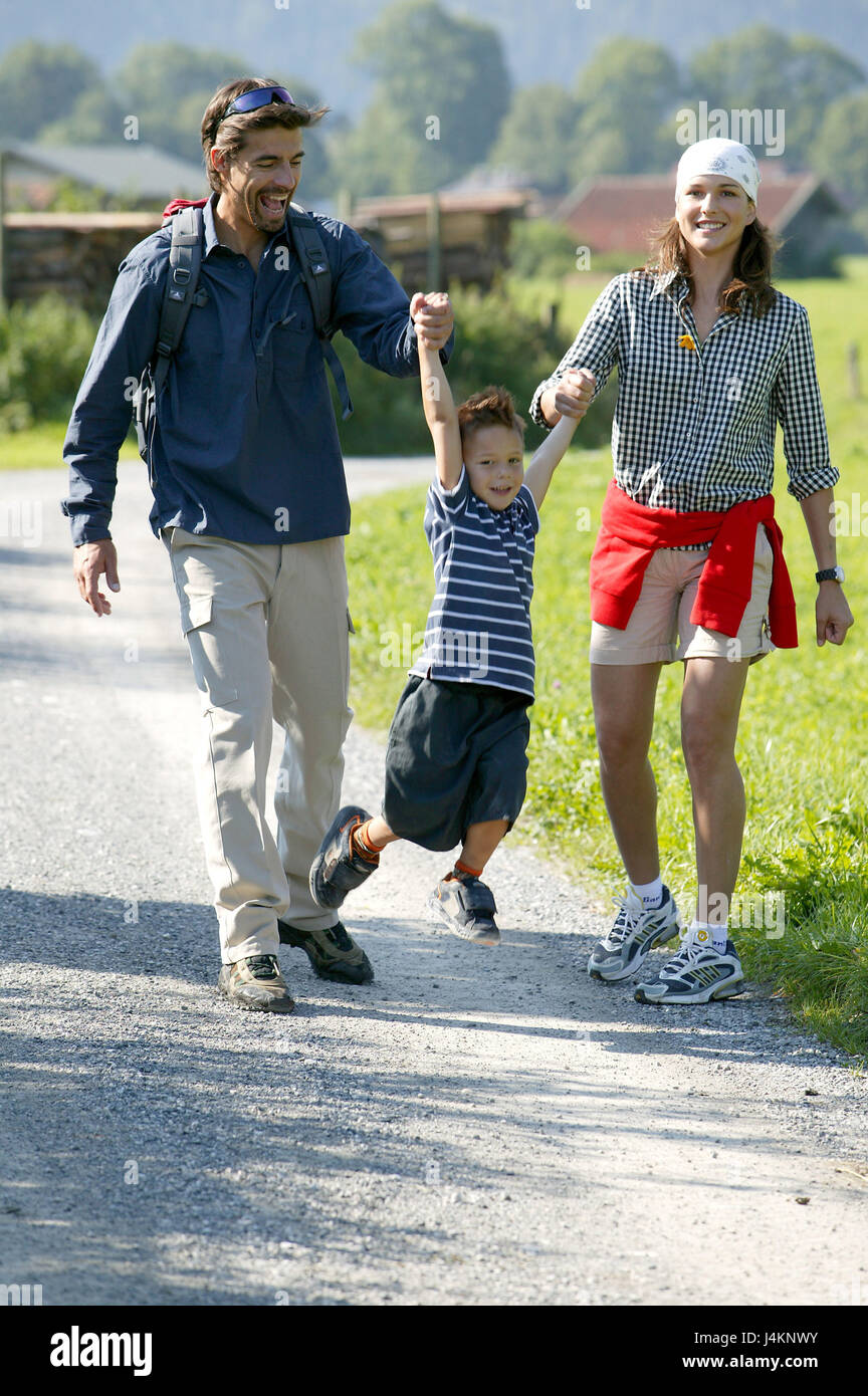 I genitori, figlio, mano nella mano, camminare, andare per una camminata fusa, felicemente la famiglia, bambino, ragazzo, a piedi e del tempo libero, hobby, escursione, insieme, divertente, gioia, felicemente, allegria, divertimenti, insieme, la vita di famiglia, famiglia di fortuna, attività, attività, sportily, salute, fitness, viaggi vacanze, vacanze, lifestyle, estate Foto Stock