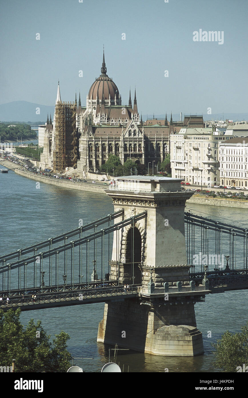 Ungheria, Budapest, vista città, il Parlamento, flusso Danubio, ponte di sospensione, dettaglio Europa, Magyarország, Magyar Köztársaság, città capitale, parte della città di Buda, bridge, Szechenyi lanchid, costruisce in 1839-1849, architetto Adam Clark, architettura, architettura a ponte, un punto di riferimento, luogo di interesse, edificio del governo Danubio di flusso Foto Stock