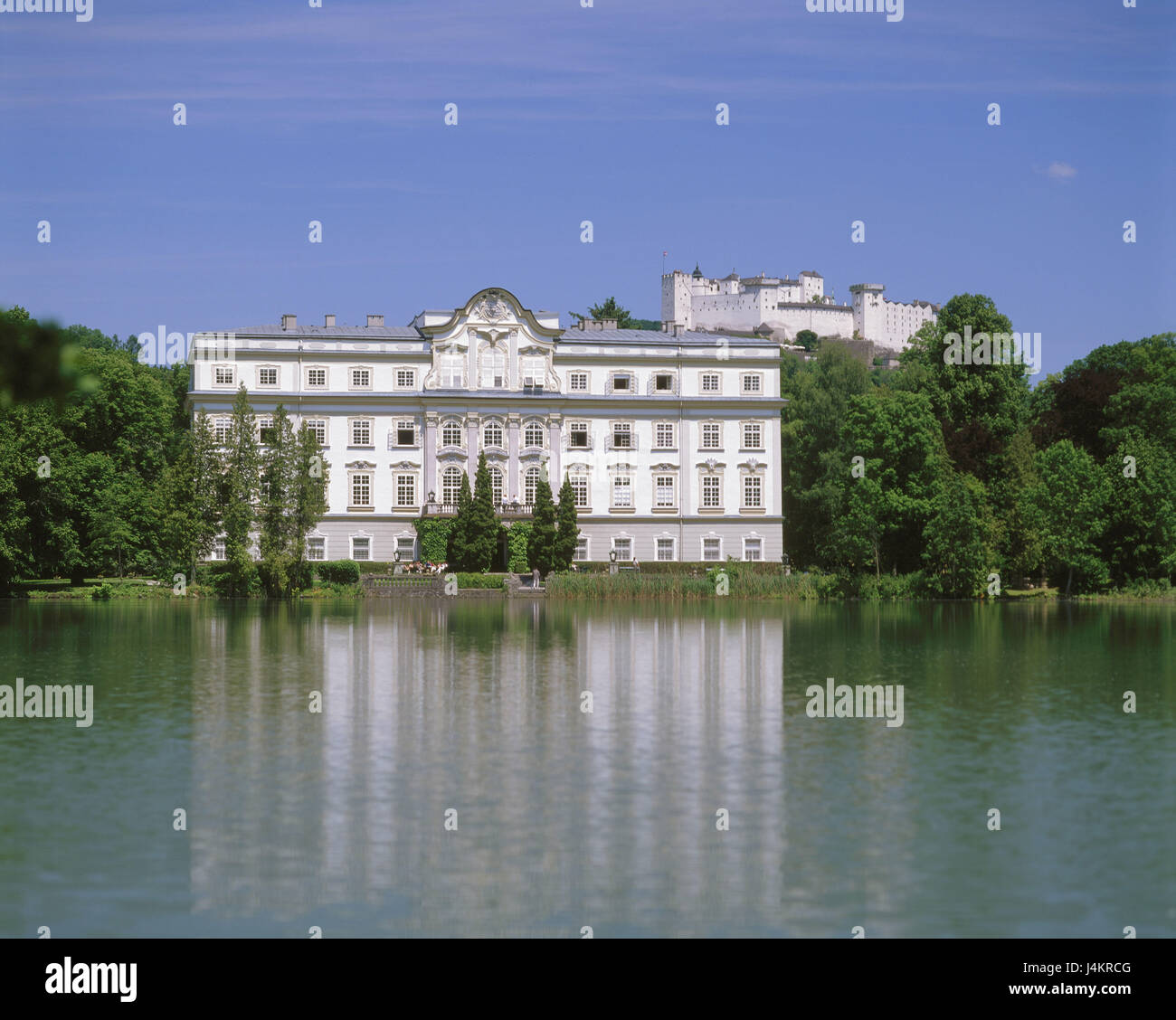 Austria, Salisburgo, Castello di Leopoldskron, lago di Europa, elevato di sale castello, Leopoldskroner Weier, fortezza, struttura, architettura, stile architettonico, rococò, costruisce in 1736, luogo di interesse, acqua, mirroring, superficie di acqua Foto Stock
