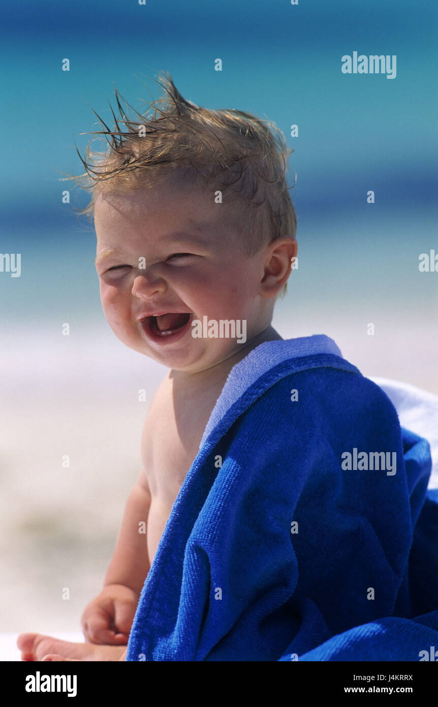 Mare, spiaggia, baby, felicemente, sabbia, sedersi, asciugamano, ritratto estate, bambino, infanzia, divertente, ridere, natura spensierata, gioia, bambino risate, allegria, felicemente, peli, bagnato al di fuori Foto Stock