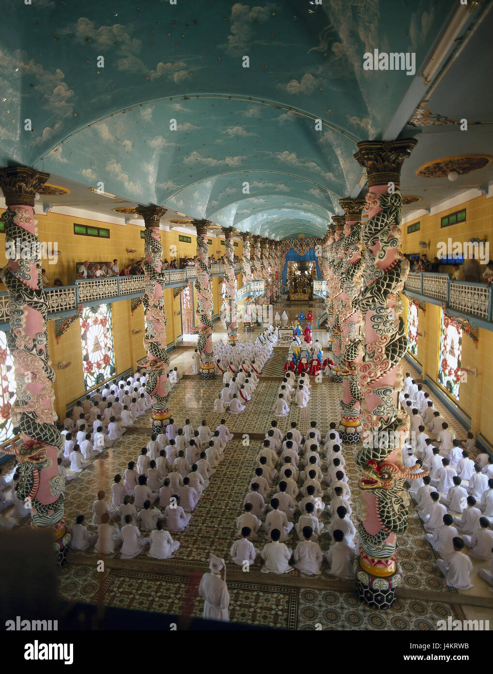 Il Vietnam, provincia di Tay Ninh, Long Hoa, Caodai lago Santo, tempio, i credenti all'interno, interior shot, Asia, costruisce nel 1926, credenti di religione, fede, pregare, di preghiera e di servizio, dal di sopra, luogo di interesse Foto Stock