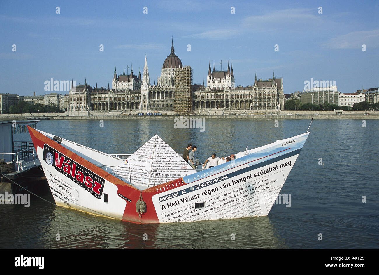 Ungheria, Budapest, Parlamento, sul fiume Danubio, barca, forma, carta nave turistica, nessun modello di rilascio! Europa, Magyarország, Magyar Köztársaság, città capitale, parte della città di Pest, palazzo del governo, il palazzo del parlamento, Orszaghaz, struttura edilizia, architettura, stile architettonico, neogotico, si accumula nel 1884-1904, a cupola, edificio a cupola, 69 m. alto, punti di riferimento, luogo di interesse, nave sul Danubio di flusso Foto Stock