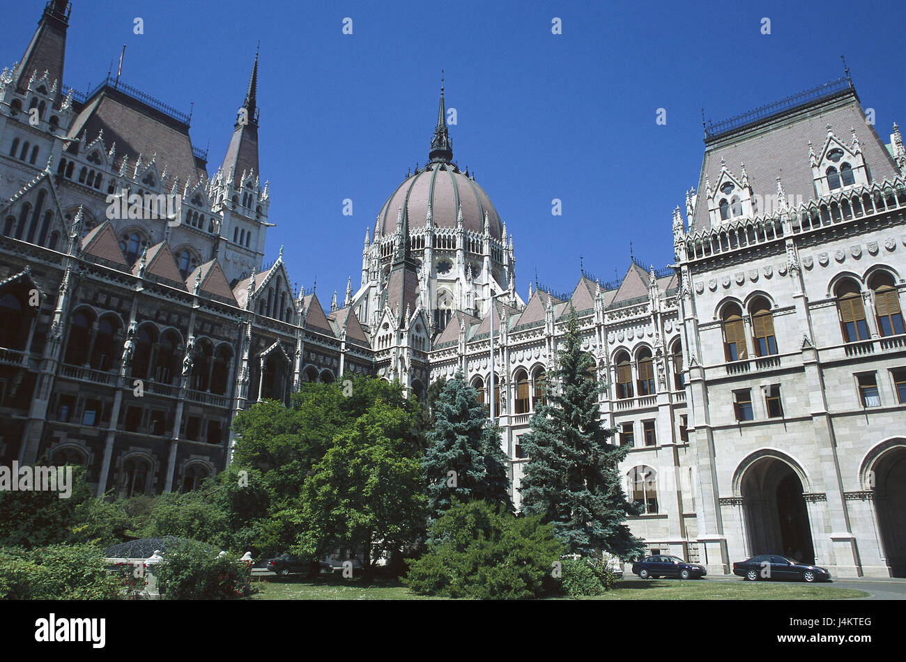 Ungheria, Budapest, il Parlamento Europa, Magyarország, Magyar Köztársaság, città capitale, parte della città di Pest, palazzo del governo, il palazzo del parlamento, Orszaghaz, struttura edilizia, architettura, stile architettonico, neogotico, si accumula nel 1884-1904, a cupola, edificio a cupola, 69 m. alto, punti di riferimento, luogo di interesse, facciata facciata, creazione, torri Foto Stock