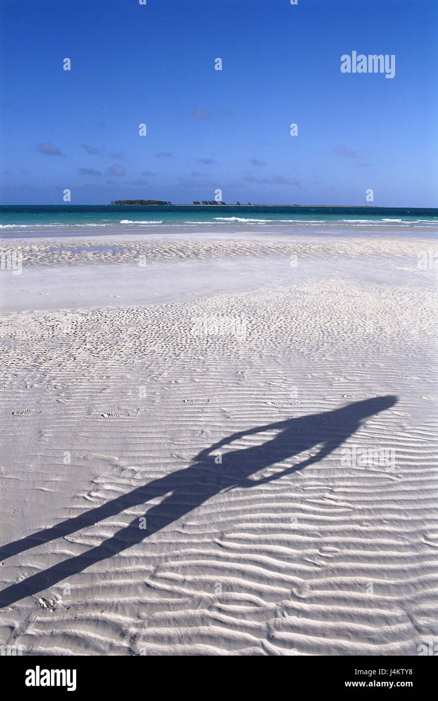 Spiaggia di sabbia, ombra, donna beach, sabbia, persona, vista mare, mare, isola, concezione, tempo libero, vacanze, vacanza da sogno, esc time out, riconosciuto, in modo anonimo, luce e ombra, la solitudine e l'isolamento, la sensazione, tuning, solo, solitario, a piedi, dalla spiaggia a piedi, prestazioni, illusione, inganno Foto Stock