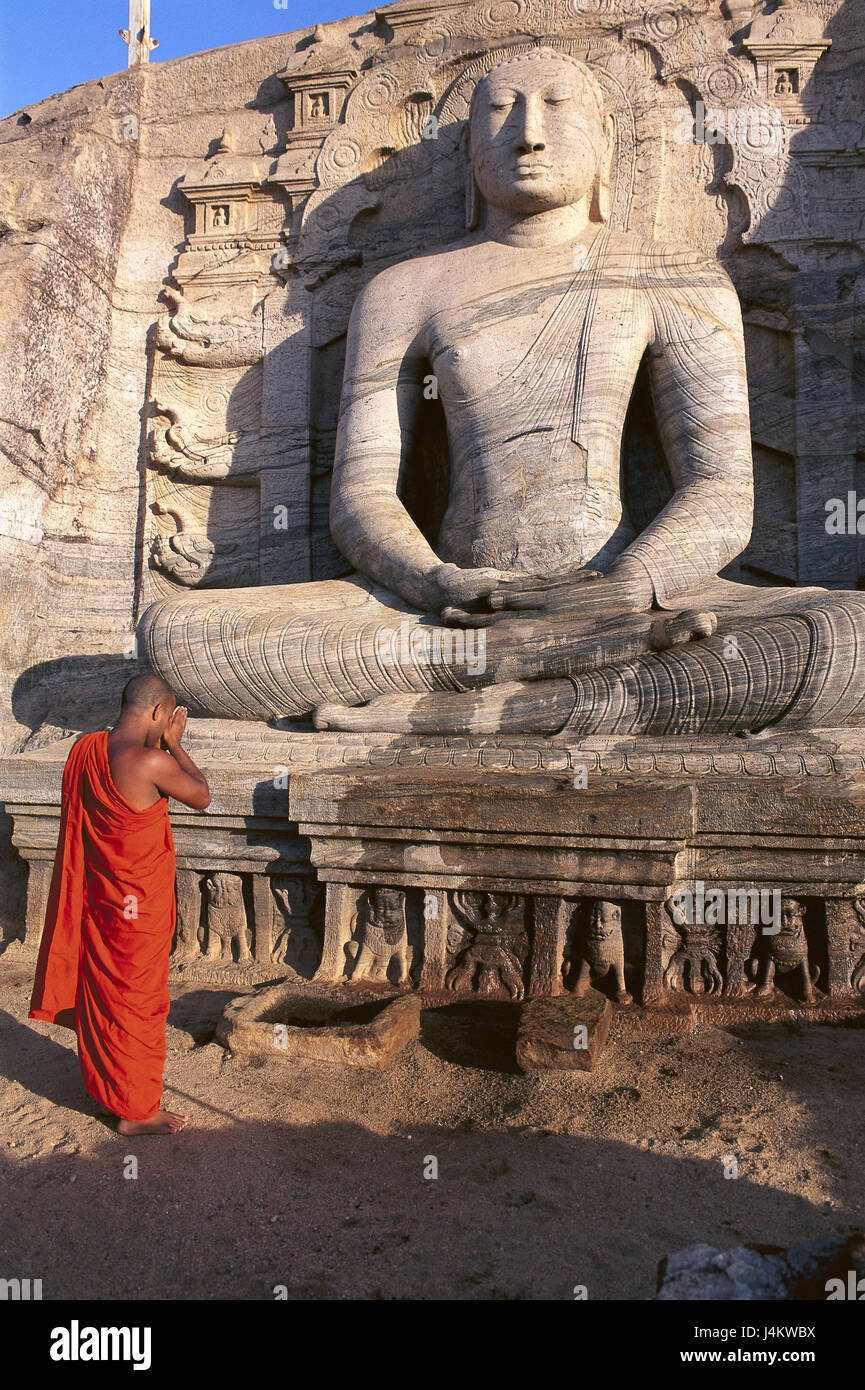 Sri Lanka, Polonnaruwa, Gal Vihara Buddha, la statua, monaco, preghiera, vista posteriore, nessun modello di rilascio Asia del Sud, Stato insulare, gigantesca statua, statua, Buddha, sedersi, recitare uomo, credente, del fratello abitudine, la cultura, il concepimento, la fede, religione, luogo di interesse, turismo, destinazione Foto Stock