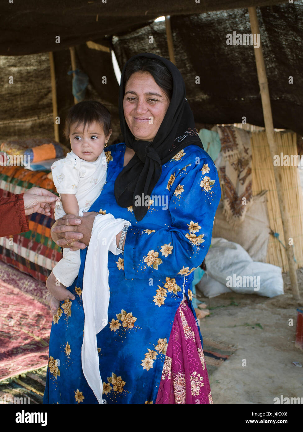 Un qashqai nomad della donna e il suo bambino nella loro tenda vicino firuzabad, Iran Foto Stock