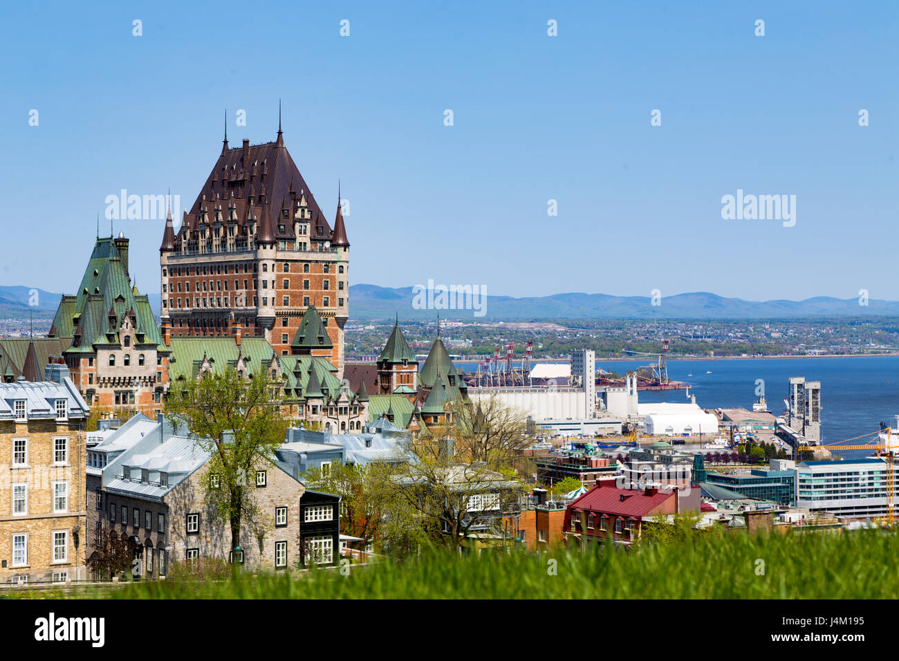 City scape della Vecchia Quebec City e Chateau Frontenac che si affaccia sulla St Lawrence River da Pianure di Abramo Foto Stock