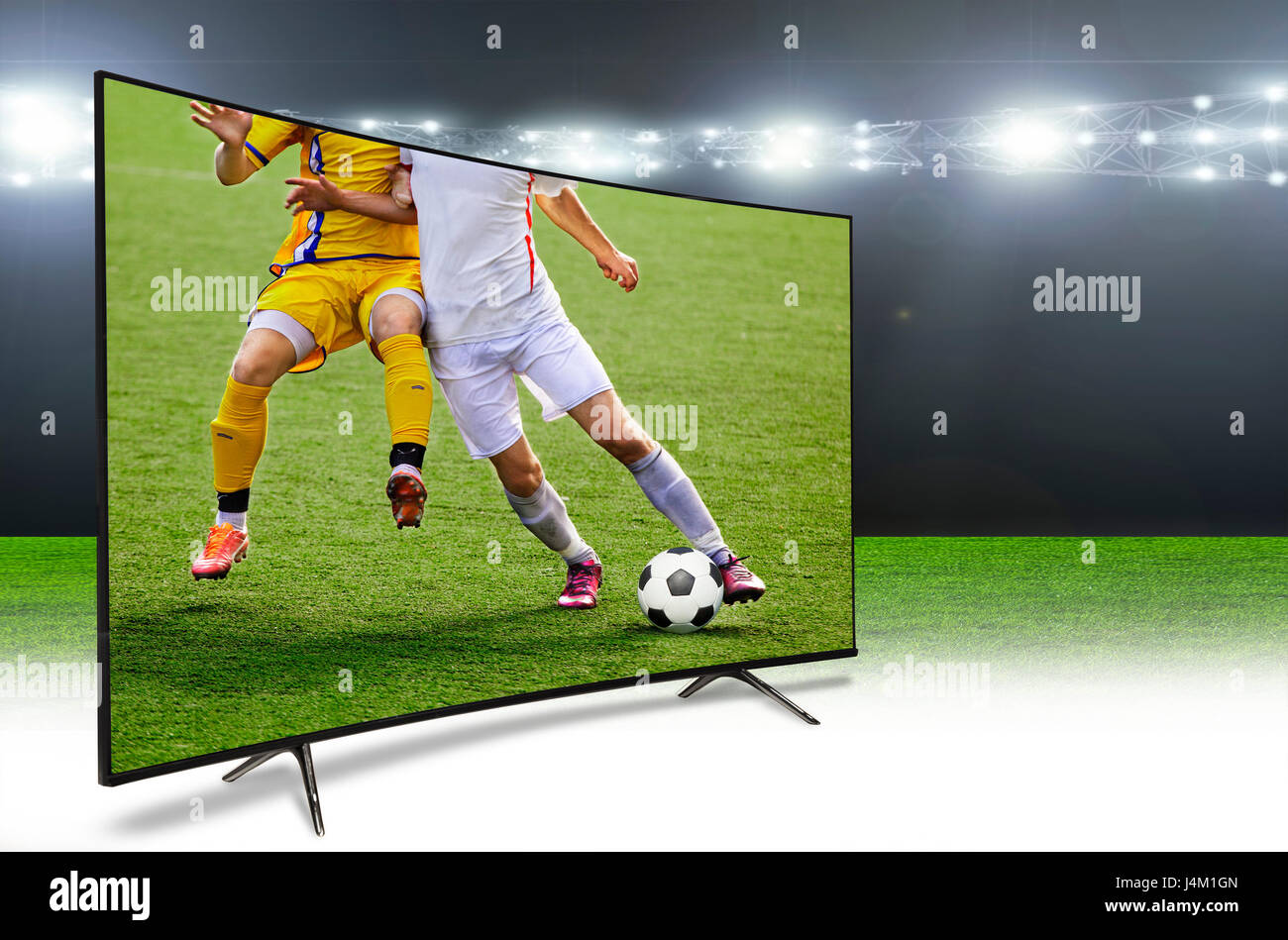 4k monitorare la visione di smart tv traduzione del gioco di calcio. Foto Stock