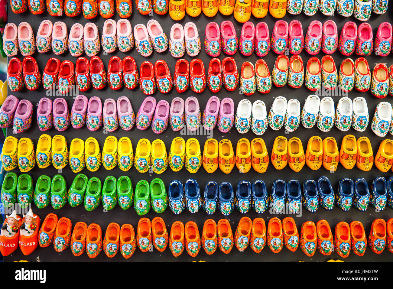 Sfondo di colori diversi zoccoli di legno - magnete souvenir tradizionali scarpe Holland Foto Stock