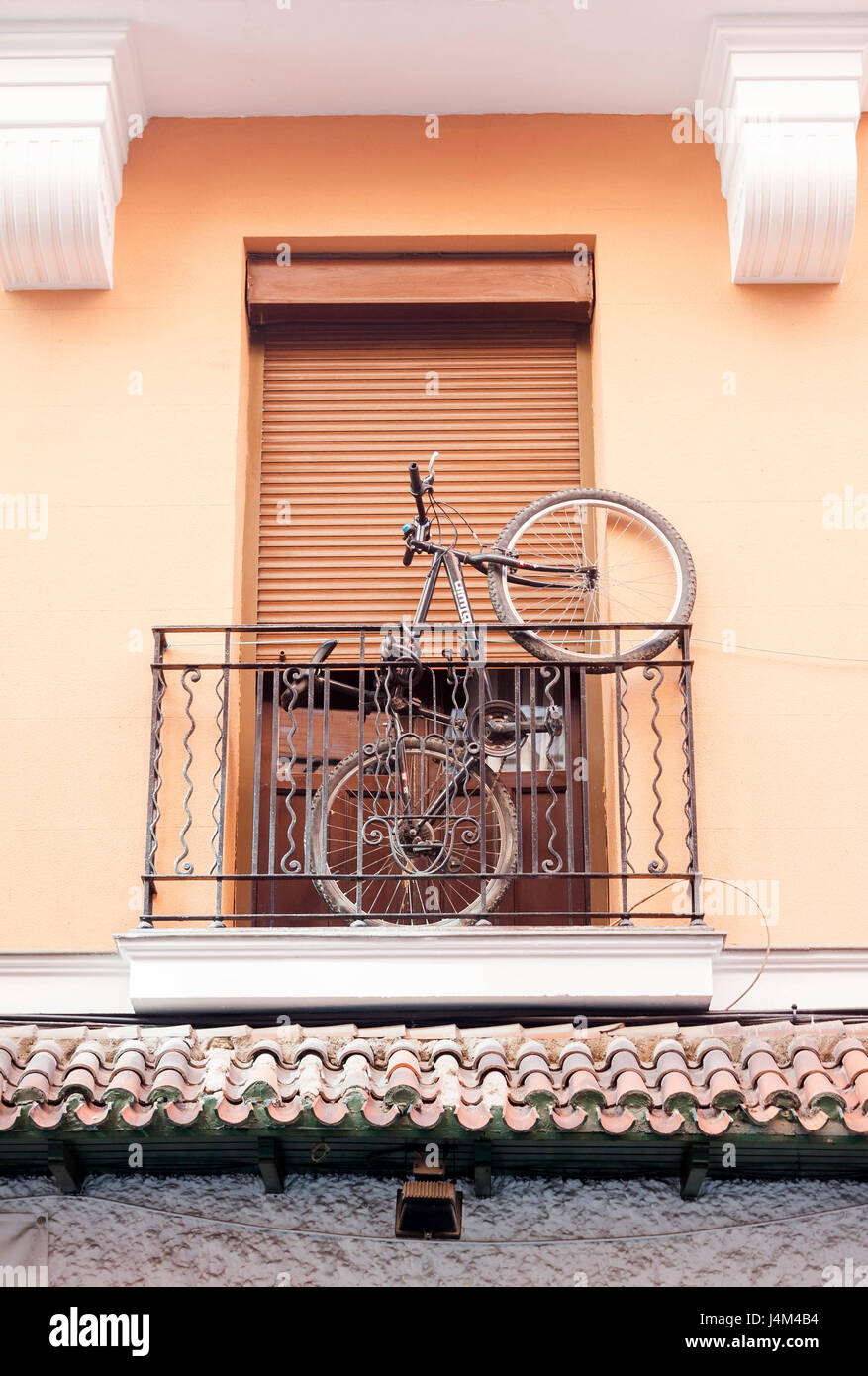 Terraza pequeña con bicicleta y falta de espacio en Madrid, España. Foto Stock