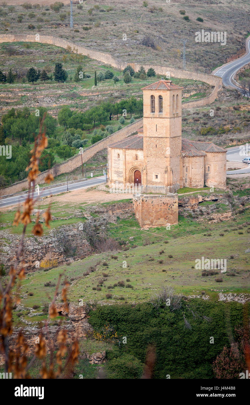 Vista aérea desde el Mirador del valle del río Eresma de la Iglesia circular de la Vera Cruz o del Santo Sepultura. Segovia,Castilla León, España. Foto Stock