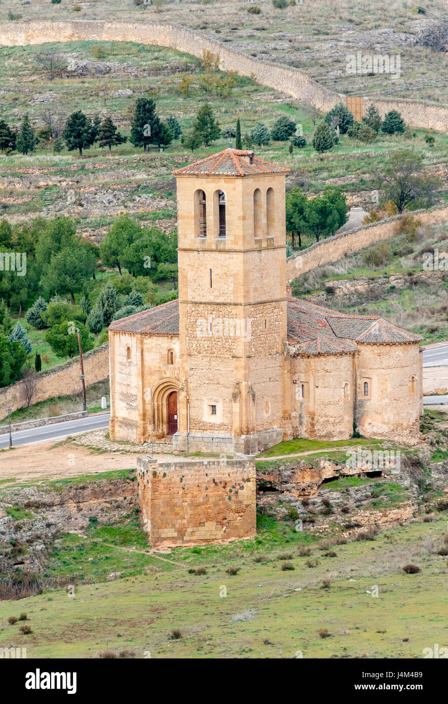 Vista aérea desde el Mirador del valle del río Eresma de la Iglesia circular de la Vera Cruz o del Santo Sepultura. Segovia,Castilla León, España. Foto Stock