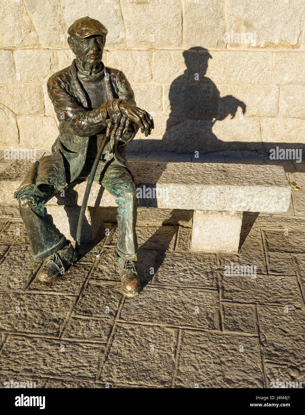 Estatua de onu anciano en la plaza Mayor del pueblo de Guadarrama, Madrid, España. Foto Stock