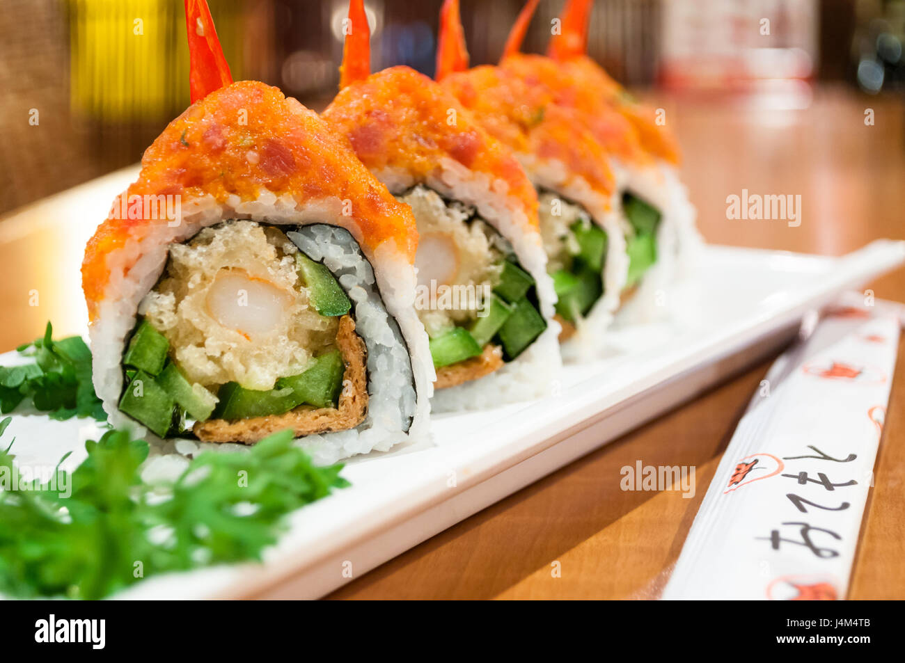 Una deliziosa tempura di gamberetti roll e rabboccato con tartare di tonno. Foto Stock