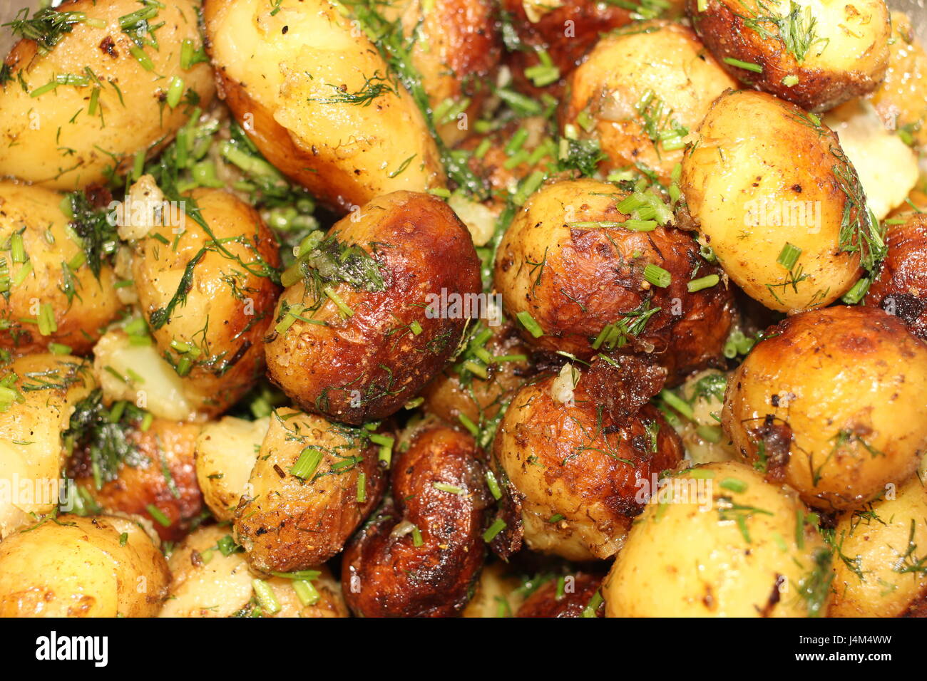 Giovani fritto di patate in olio con aneto closeup Foto Stock