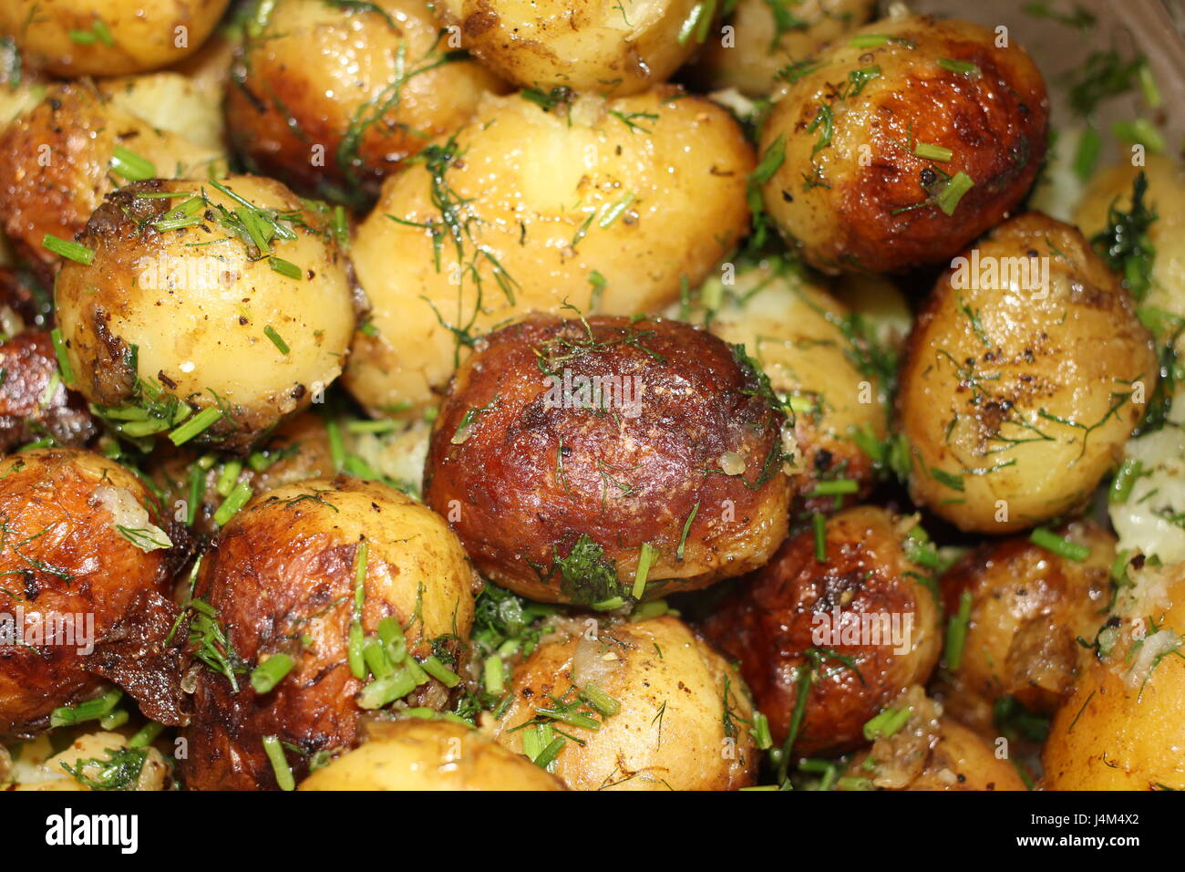 Giovani fritto di patate in olio con aneto closeup Foto Stock